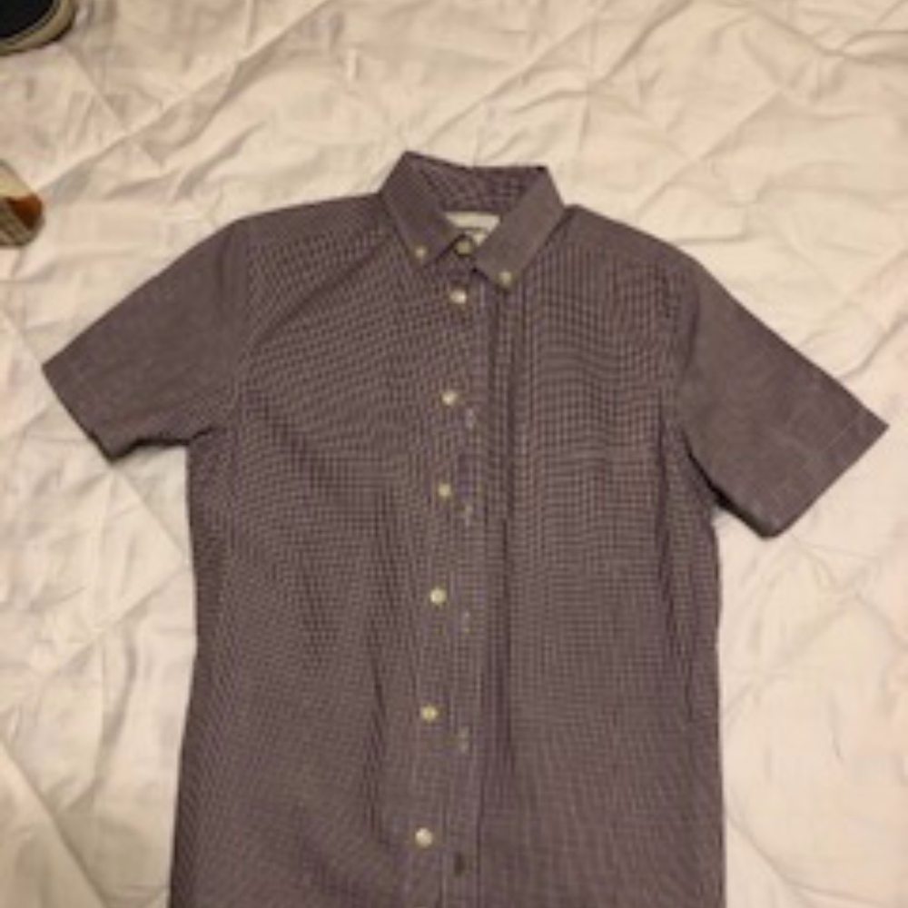 NEVER BEEN WORN mens button up